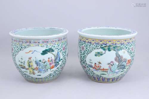 Chine, début du XXe siècle. Paire de vasques   en porcelaine...