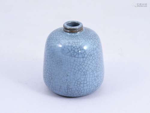 Chine, XXe siècle. Petit vase   en céramique écaillée bleu l...