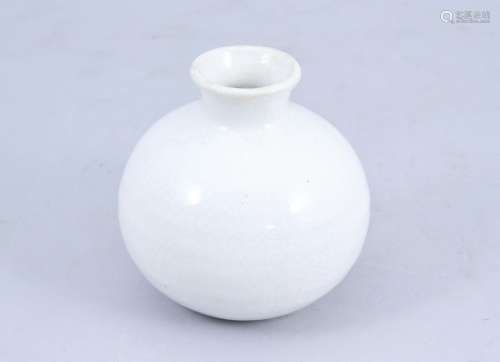 Chine, moderne. Pot globulaire   en porcelaine blanche.   Ha...