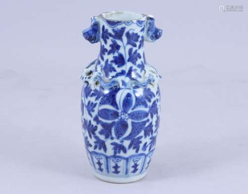 Chine, Canton, fin du XIXe siècle.   Petit vase de forme Hu ...