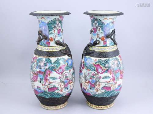 Chine, Nankin, XXème.  Paire de vases balustre   en grès, l'...