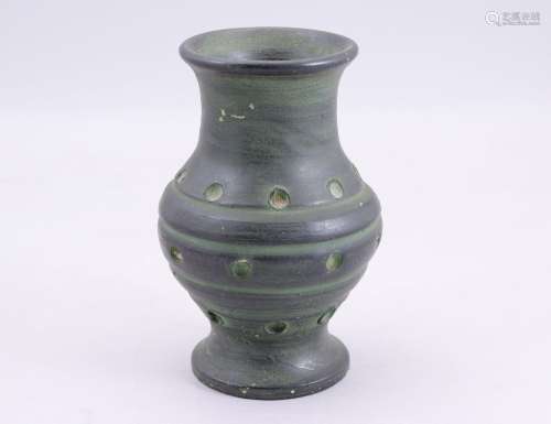 Vase   en terre cuite.  Haut.18,5, Diam. 11 cm.