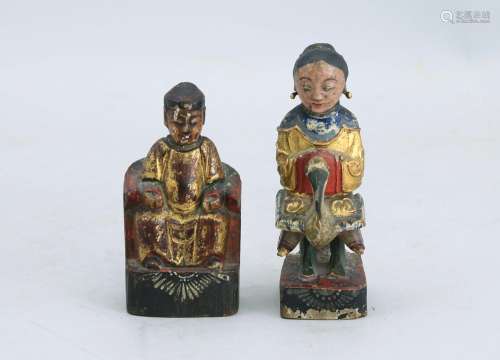 Chine, moderne. Deux personnages   en bois sculpté figurant ...