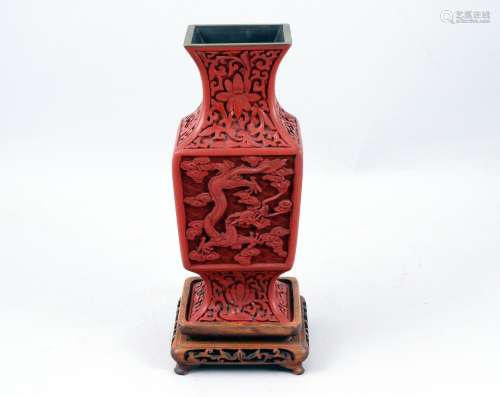 Chine, XXe siècle. Vase quadrangulaire   en laque, à décor d...