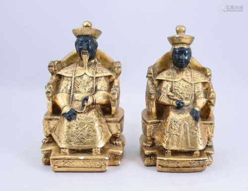Chine, XXe siècle? Couple de dignitaires,  en plâtre or et n...