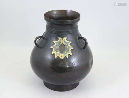 Japon, vers 1900. Vase,  en bronze à trois anses au décors d...