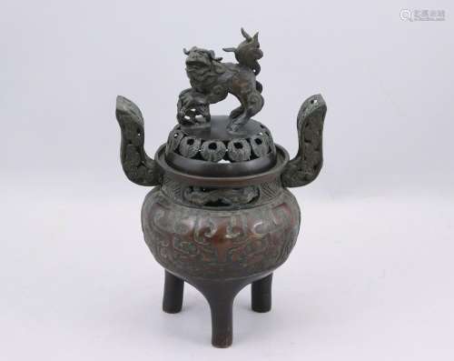 Chine, XXe siècle.  Brûle parfum   en bronze, motifs de taot...