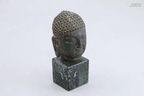 Chine, période moderne. Tête de bouddha  en pierre noire.   ...