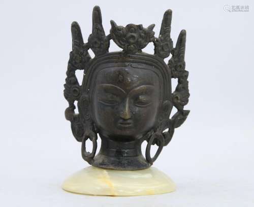 Tibet, XXe siècle. Tête   en bronze.    Haut. 12,5 cm.