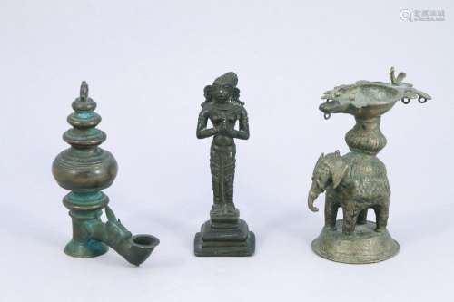 Inde, XIXe siècle. Deux lampes à huile et une statuette de d...