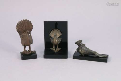 Inde, XIXe siècle.  Trois ronde-bosses aviformes   en bronze...