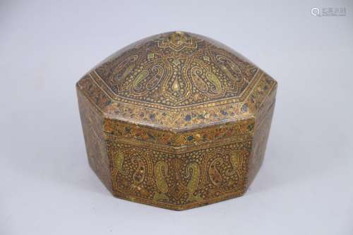 Inde, Cachemire, début du XIXe siècle.   Boîte octogonale à ...