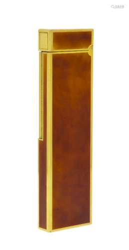 S. T. Dupont, grand briquet de table en métal doré et laque