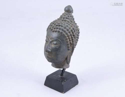 Thailande, XIXe siècle. Petite tête de bouddha   en bronze à...