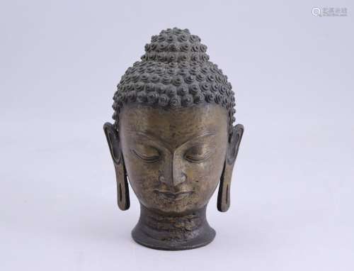 Tibet, XIXe siècle. Tête de Bouddha en bronze.  Haut. 22 cm....