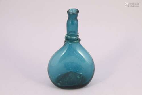 Iran, XIXe siècle.  Deux bouteilles en verre coloré, l’une e...