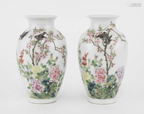 Paire de vases de forme balustre, Chine, époque République <...