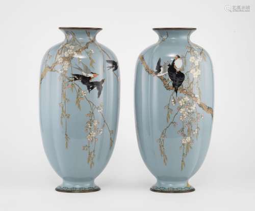 Paire de vases en cloisonné, Japon, circa 1900<br />
Cuivre ...