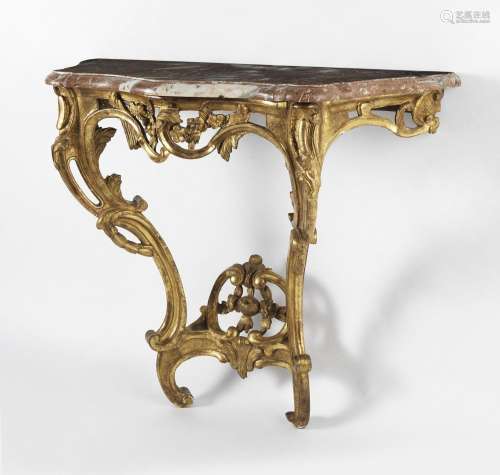 Console d'époque Louis XV<br />
Bois sculpté doré, marbre ro...