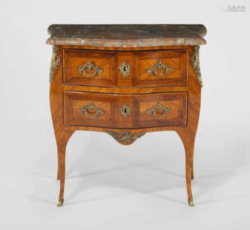 Commode d'époque Louis XV<br />
Deux tiroirs, bois de rose, ...