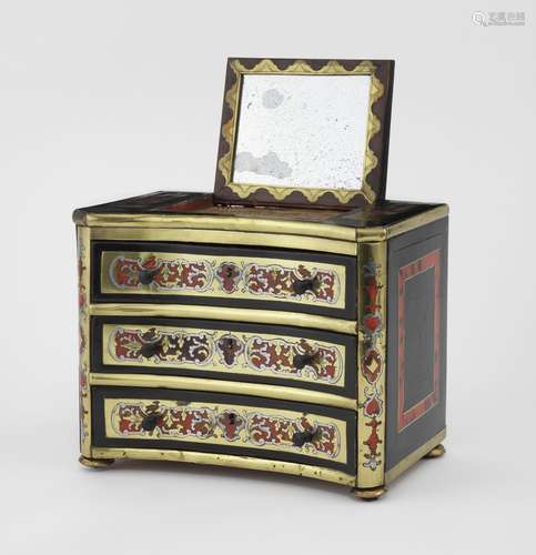 Commode-coiffeuse miniature de style Louis XIV<br />
Trois t...