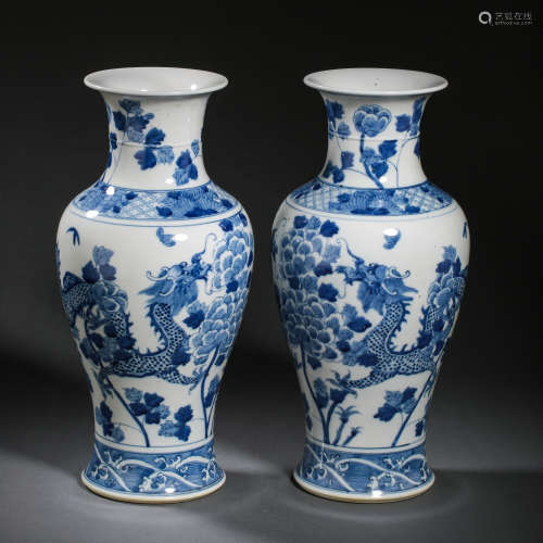 A PAIR OF CHINESE QING DYNASTY BLUE AND WHITE DRAGON-PATTERN...
