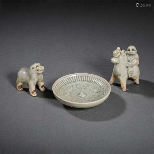 A GROUP OF CHINESE SONG DYNASTY CELADON ITEMS