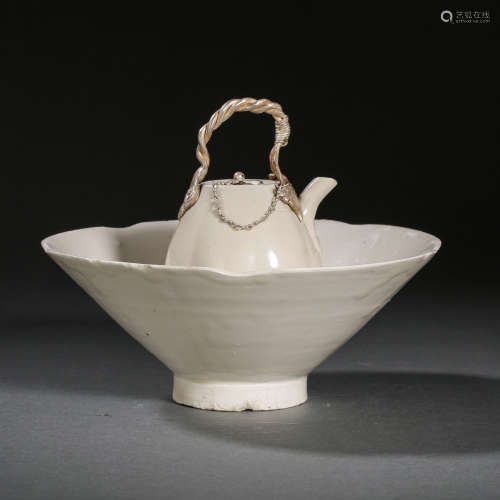 A SET OF WHITE PORCELAIN FROM DING WARE IN SONG DYNASTY, CHI...