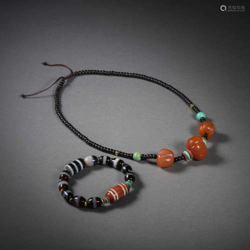 A SET OF CHINESE TANG DYNASTY AGATE NANHONG NECKLACES