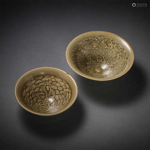 A PAIR OF CHINESE YAOZHOU WARE CELADON BOWLS
