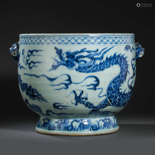CHINESE MING DYNASTY BLUE AND WHITE DRAGON PATTERN LARGE JAR