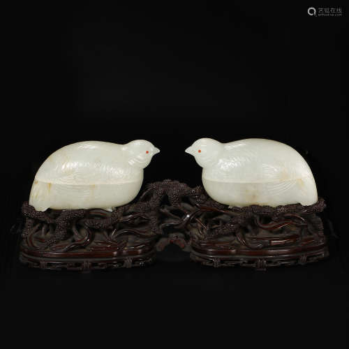 A PAIR OF CHINESE QING DYNASTY HETIAN JADE BIRD-SHAPED BOXES