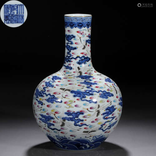 A Chinese Underglaze Blue and Famille Rose Globular Vase