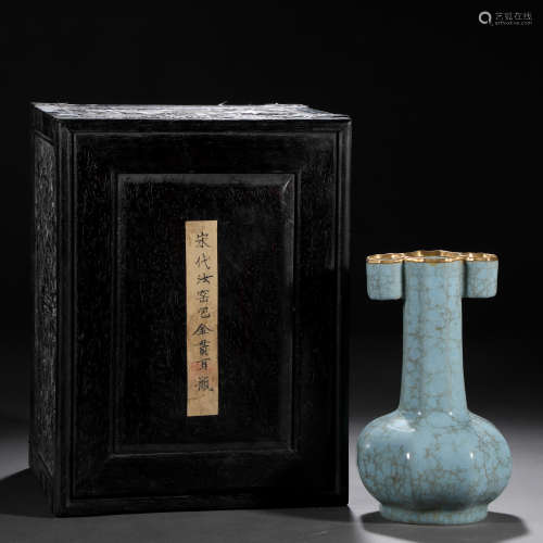 A Chinese Ru-ware Crackle Arrow Vase