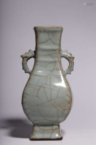 Chinse Guan Galzed Porcelain Vase
