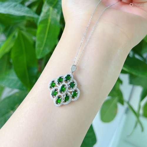 A Diopside Pendant Necklace