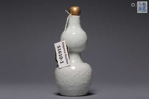 Chinese White Glazed Porcelain Snuff Bottle