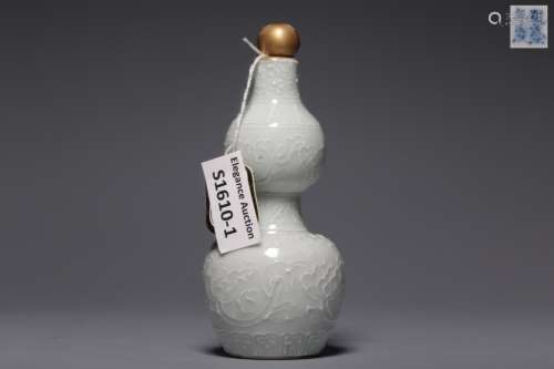 Chinese White Glazed Porcelain Snuff Bottle