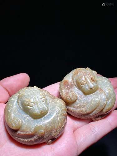 A pair of tiger shaped seats with Hanhetian jade seed