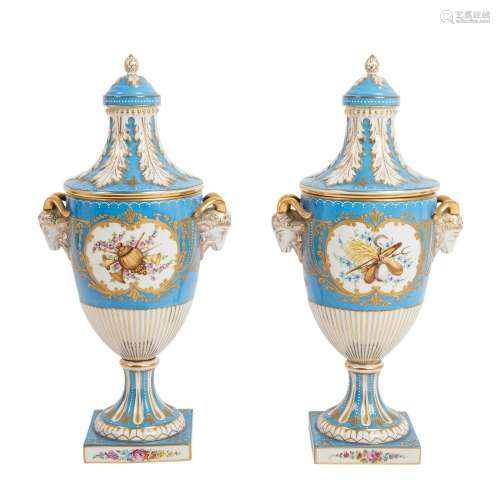 FRANCE Paire de vases à couvercle, 19e/20e s. Vases en forme...