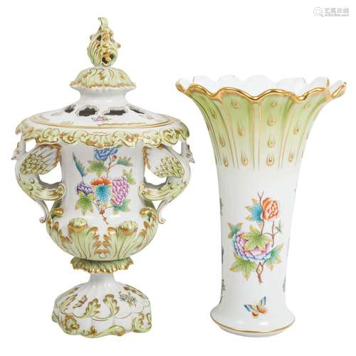 HEREND 2 grands vases 'Queen Victoria', 20e/21e s. U...