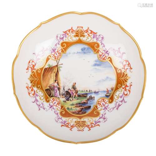 MEISSEN petite assiette murale, 20e s. Forme galbée ajustée,...