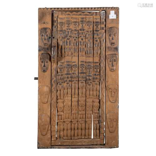 Porte villageoise en bois. GABUN/KAMERUN, env. 155x89 cm, po...