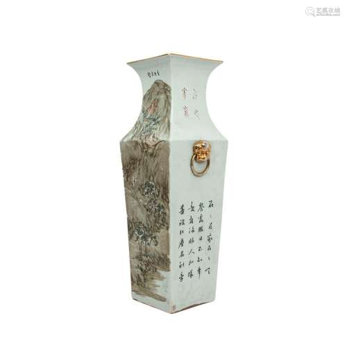 Vase de forme carrée. CHINE, dynastie Qing (1644-1911). Form...