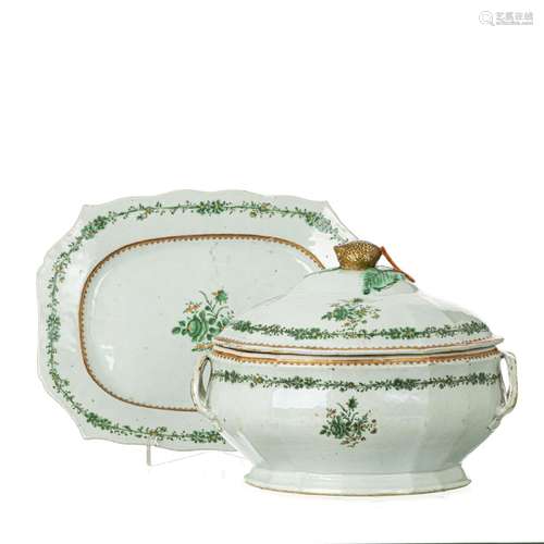 Chinese porcelain tureen with presentoir, Qianlong