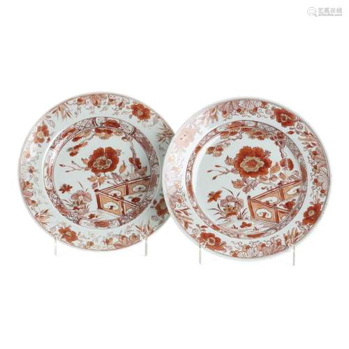 Pair of rouge de fer plates in Chinese porcelain, Kangxi