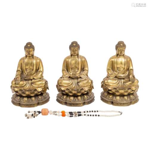 3 représentations de Bouddha en laiton. TIBETO-CHINIEN. Chac...