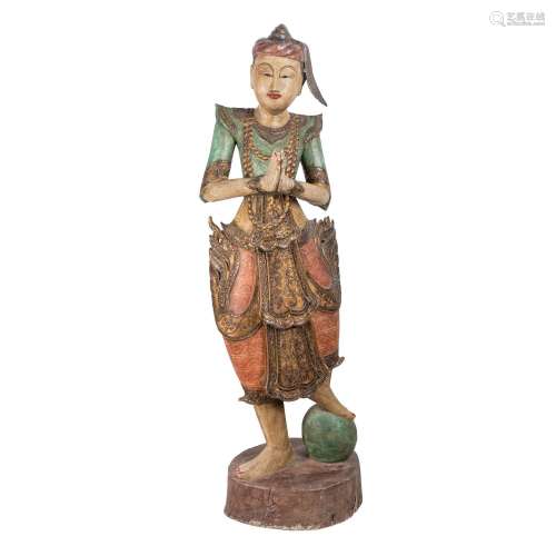 Sculpture d'un danseur de temple en bois. THAILANDE, rep...