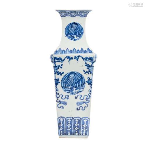 Vase carré bleu et blanc en porcelaine. CHINE, vers 1900, dé...