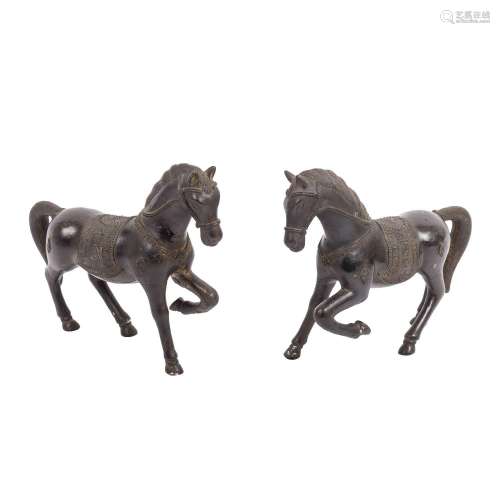 Paire de chevaux en bronze, probablement CHINE, H : 23 cm.